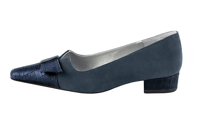Navy blue women's dress pumps, with a knot on the front. Tapered toe. Low block heels. Profile view - Florence KOOIJMAN